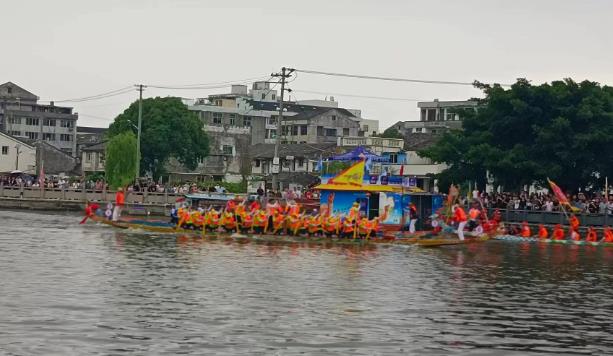 浙江龙港：蓝箭救援在东魁河流维秩，市民与儿童共庆端午节