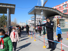 新疆塔城：站好“护学岗” 撑起防疫复学“平安伞”
