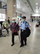 安徽阜阳：铁警帮残疾旅客坐上车