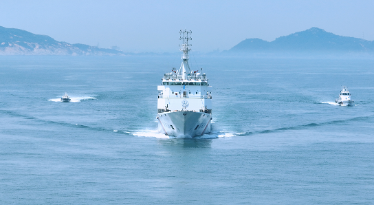 “海巡06”轮在福建南部海域开展编队巡航执法