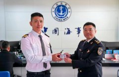 平潭海事局向台湾同胞核发辖区第一本游艇驾驶证
