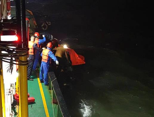 福建长乐海域渔船遭触礁 落水7名船员全获救